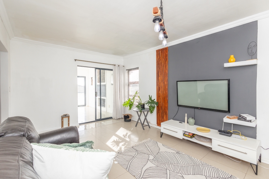6 Bedroom Property for Sale in Jakarandas Western Cape